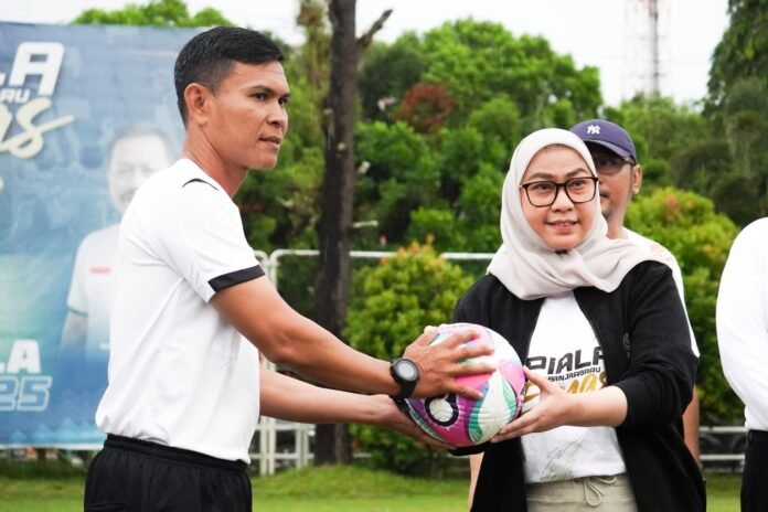 Turnamen “Gila Bola Tutup Tahun Piala Banjarbaru Emas 2025” Resmi Dibuka, Wali Kota Dorong Semangat Olahraga Senior